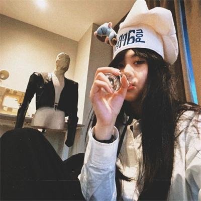 她的双眼背后